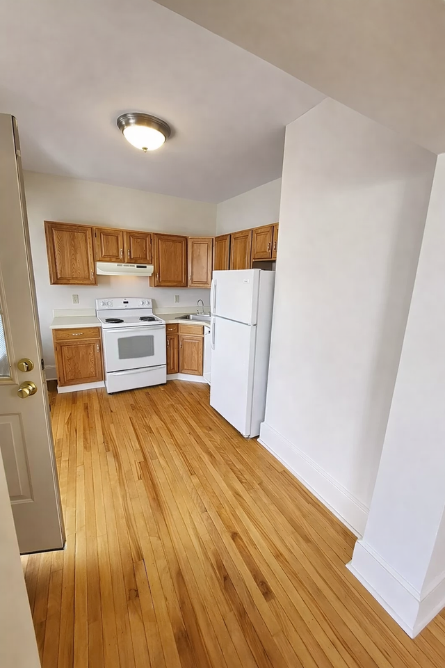 178 Lincoln St - Photo 4 of 5