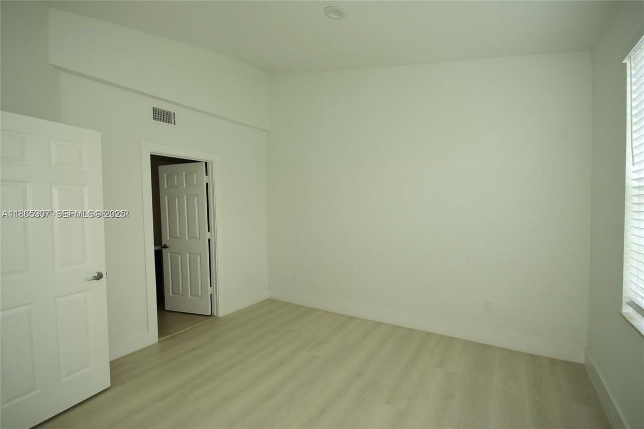 781 Southwest 148th Avenue - Photo 2 of 24