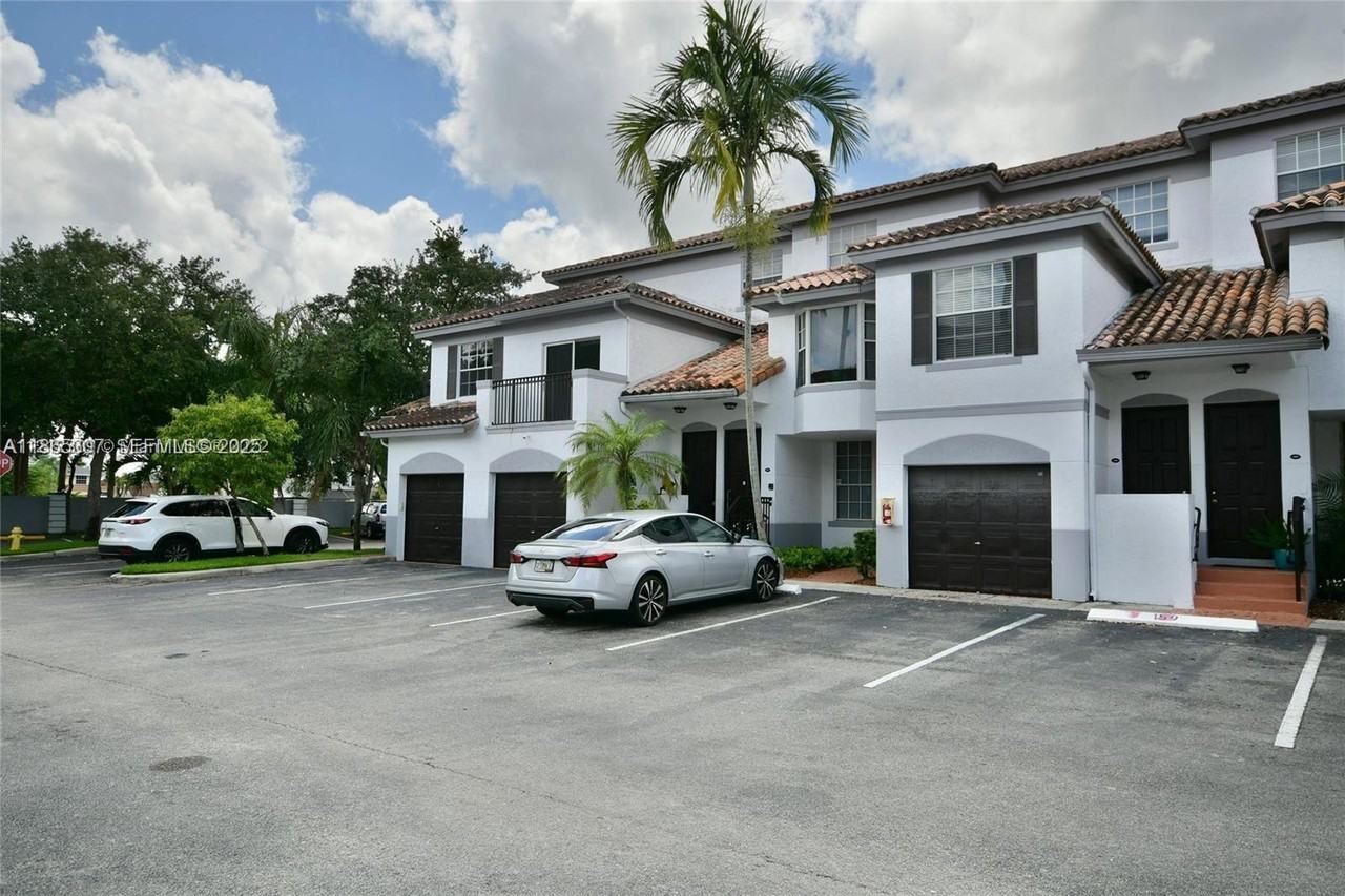 781 Southwest 148th Avenue - Photo 4 of 24