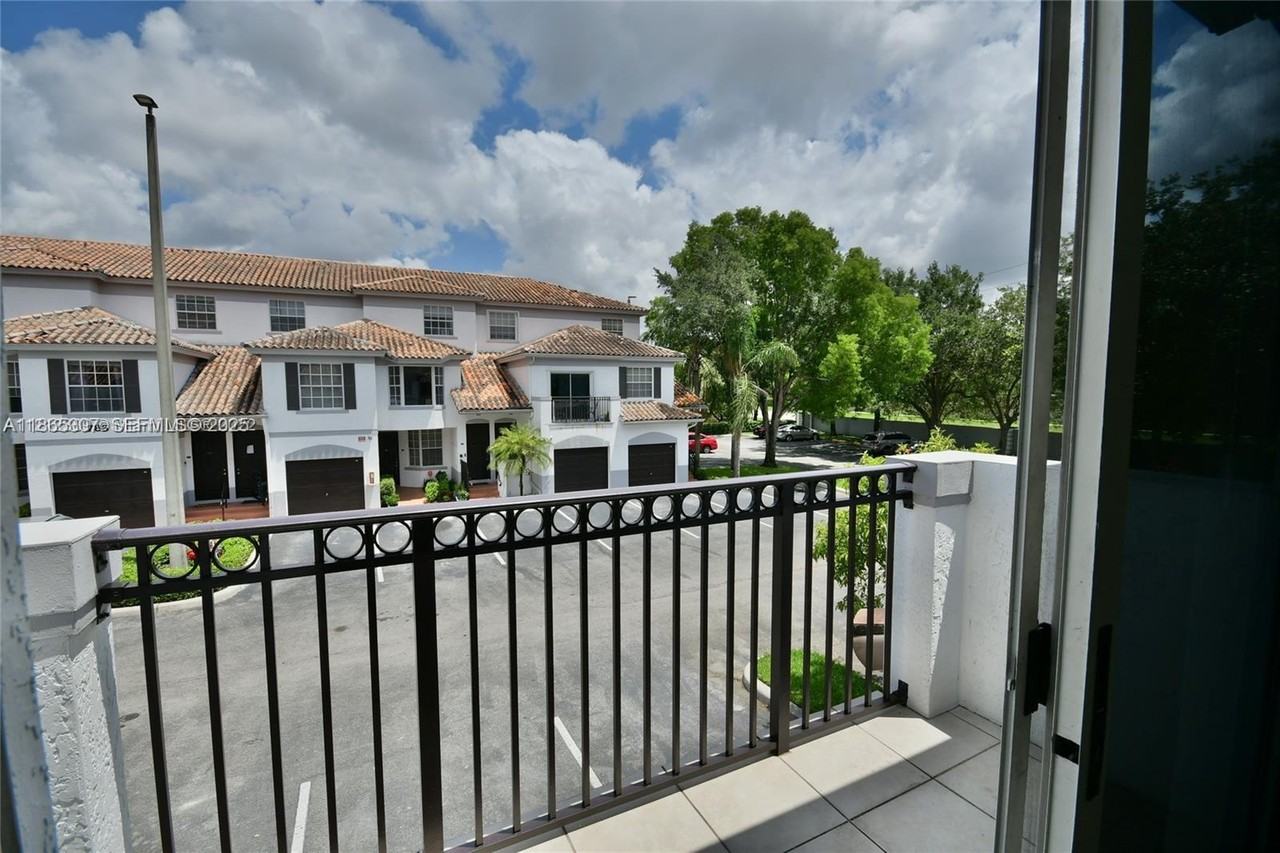 781 Southwest 148th Avenue - Photo 5 of 24