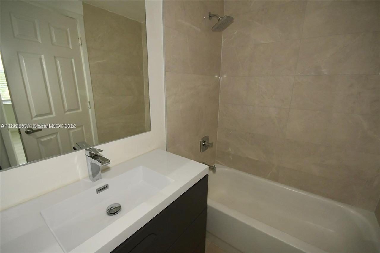 781 Southwest 148th Avenue - Photo 7 of 24