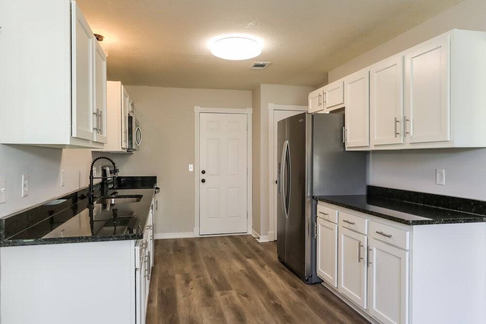 818 Elmwood St - Photo 5 of 14