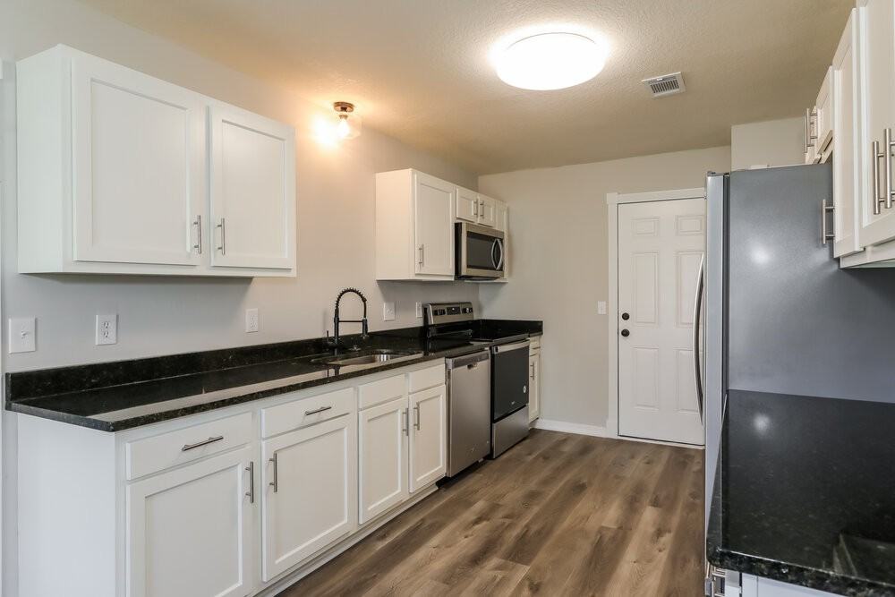 818 Elmwood St - Photo 6 of 14