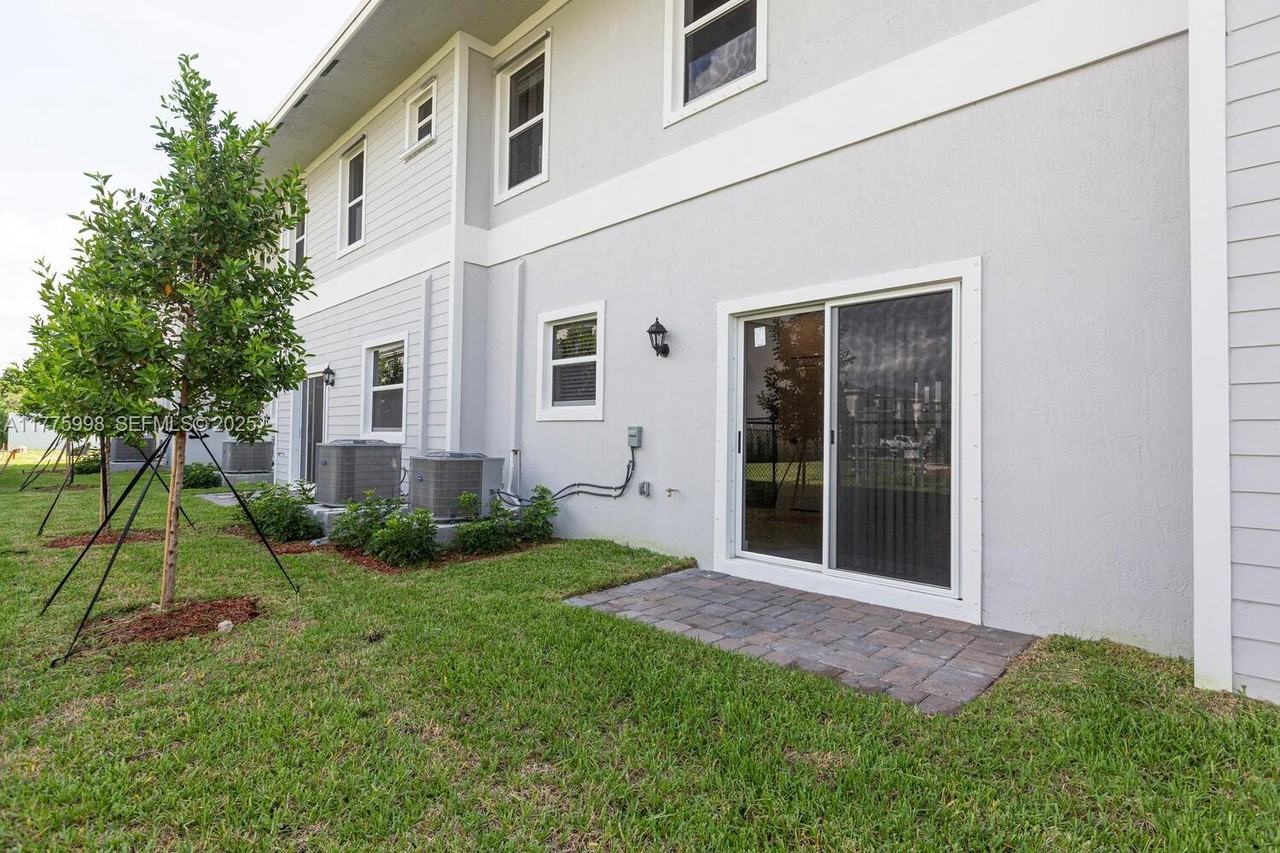 1774 Southeast 9th Avenue - Photo 7 of 14