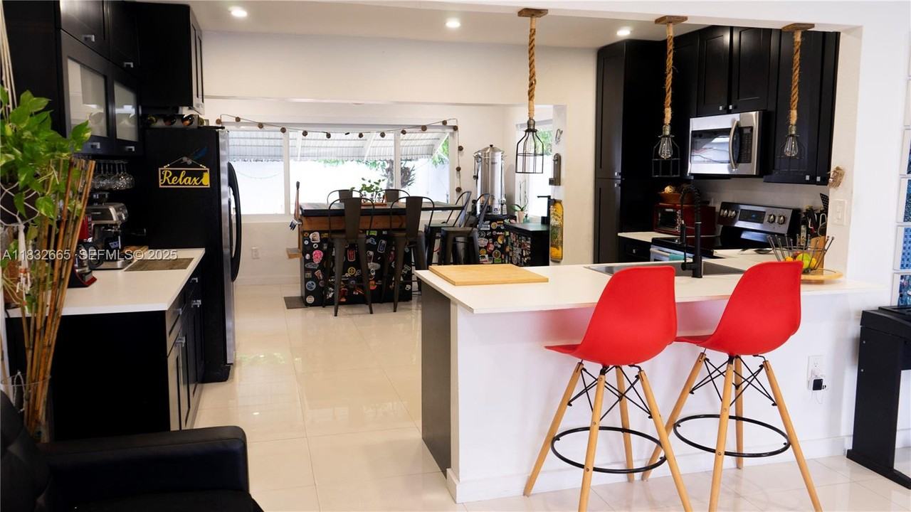 6471 Southwest 30th Street - Photo 3 of 30