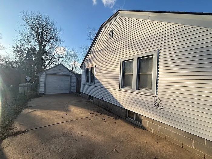 635 N Chautauqua Ave - Photo 3 of 20