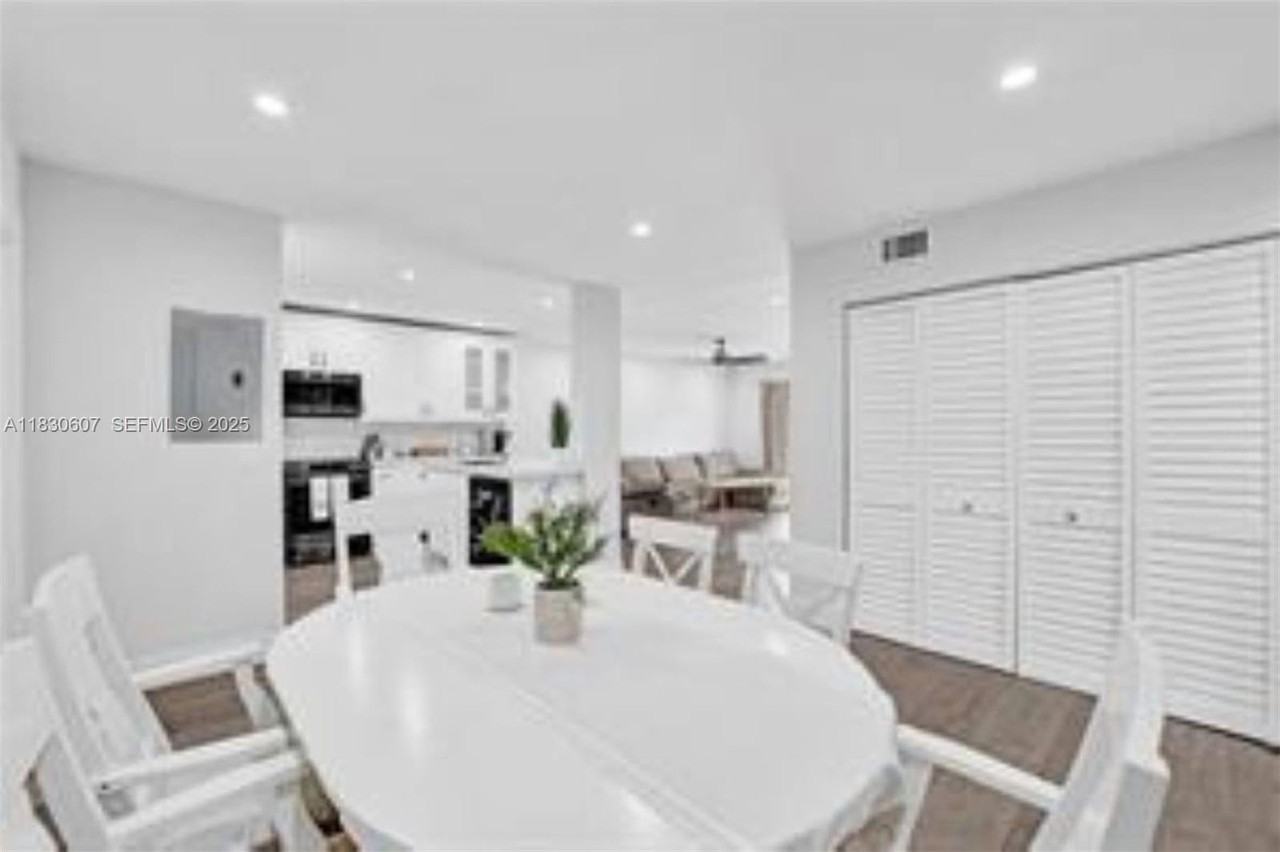 4100 North 58th Avenue ##213 - Photo 4 of 43
