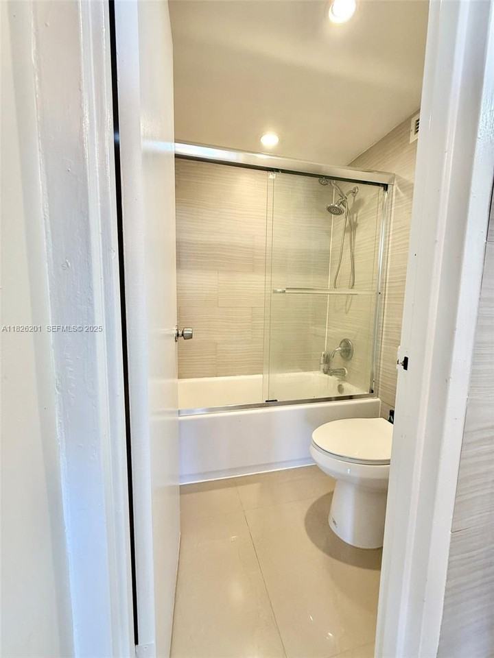 2899 Collins Avenue ##908 - Photo 4 of 28