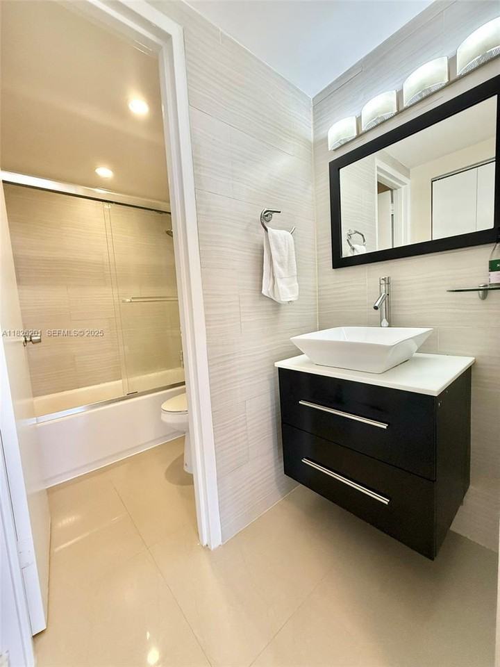 2899 Collins Avenue ##908 - Photo 5 of 28