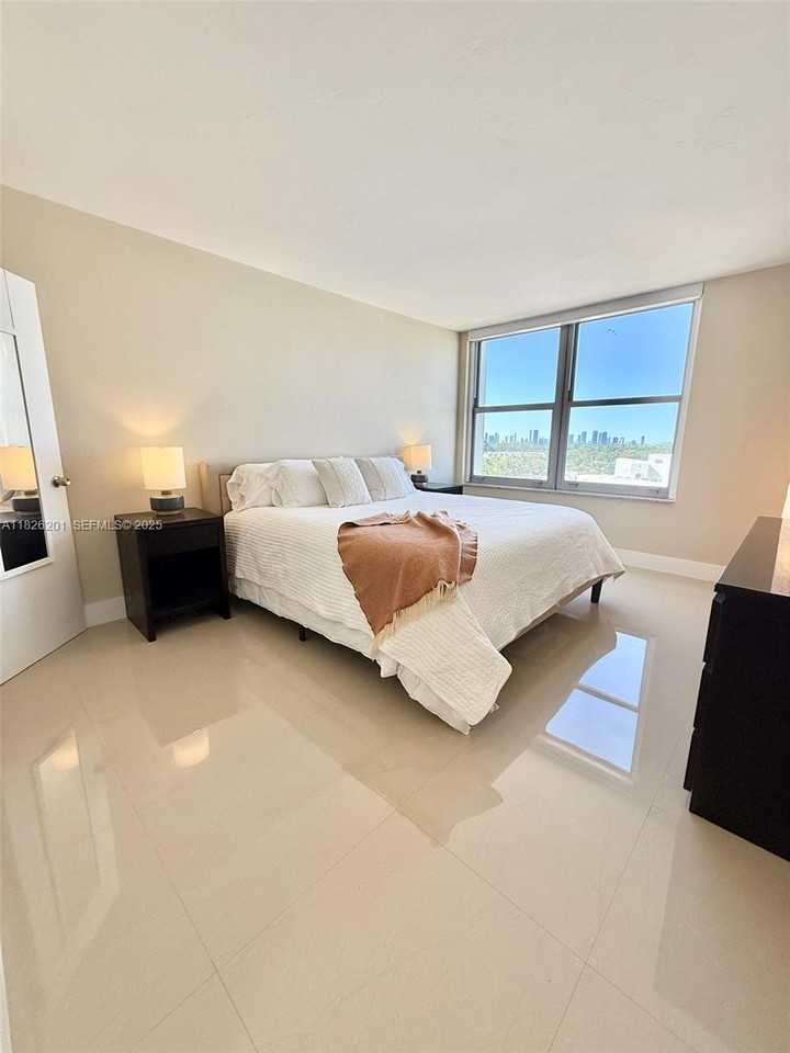 2899 Collins Avenue ##908 - Photo 6 of 28