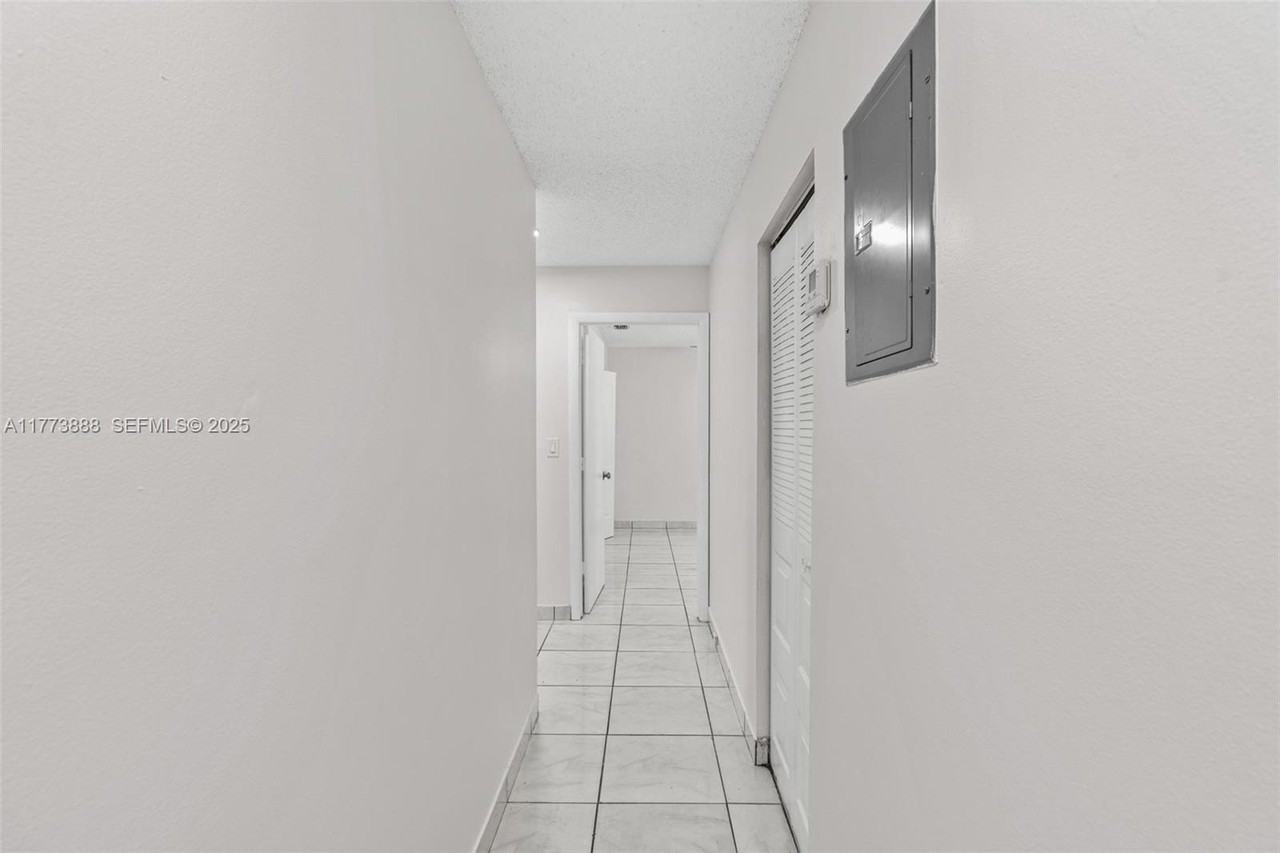 5645 Taft Street - Photo 3 of 23