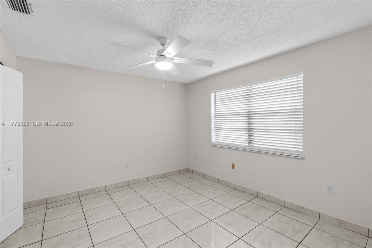 5645 Taft Street - Photo 4 of 23