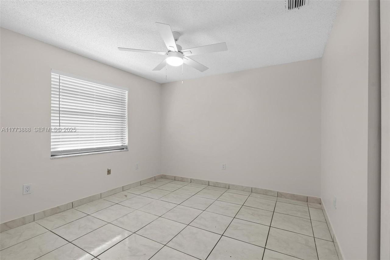 5645 Taft Street - Photo 7 of 23