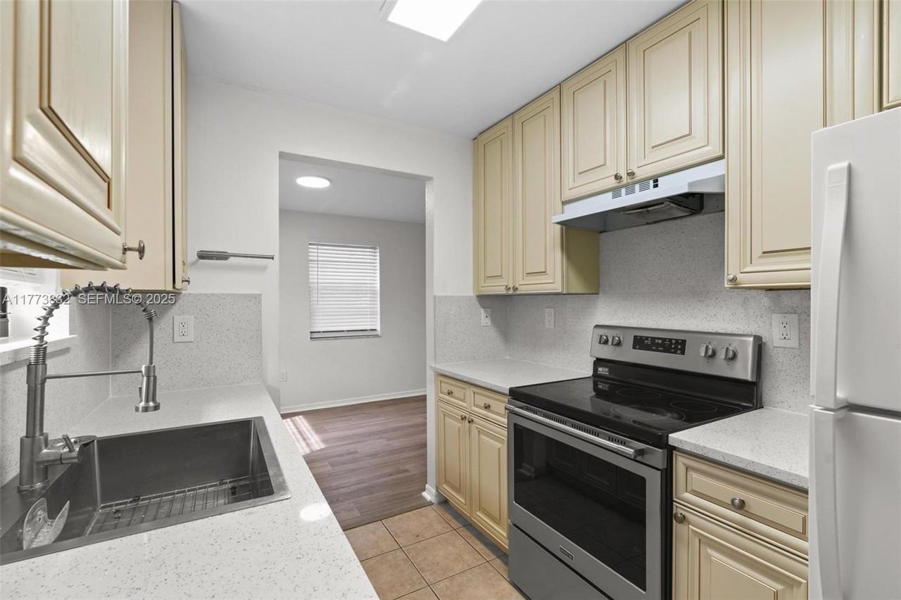 5637 Taft Street - Photo 2 of 24