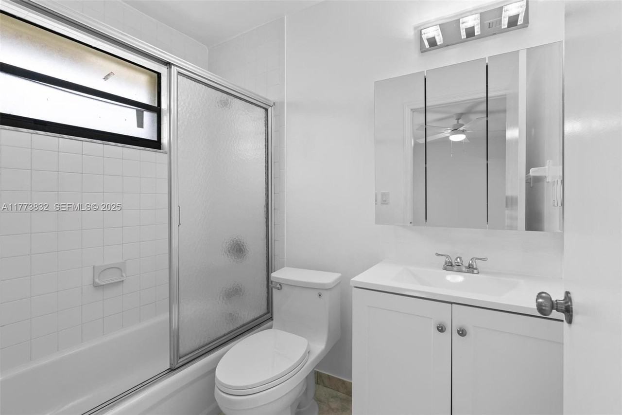 5637 Taft Street - Photo 6 of 24