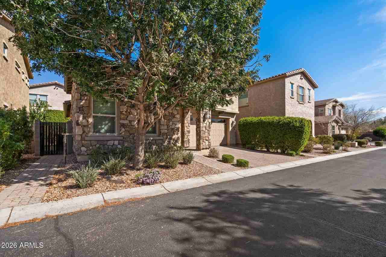 4716 E Nocona Ln - Photo 3 of 38