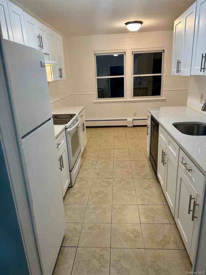 10 Chaucer Ct - Photo 3 of 17