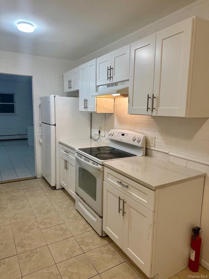 10 Chaucer Ct - Photo 4 of 17