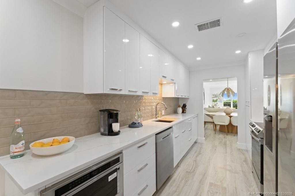 2051 Ne Ocean Blvd Apt C13 #C13 - Photo 7 of 45