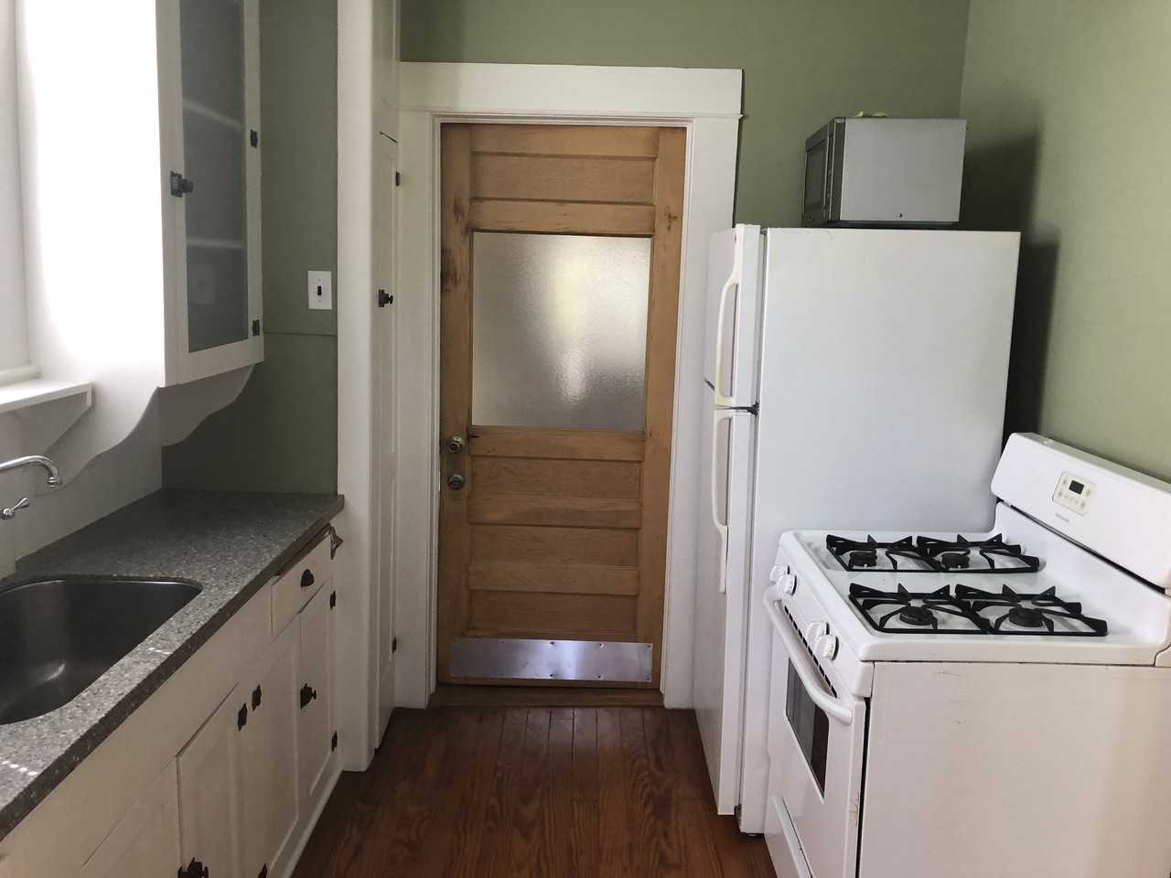 704 East Guenther Street - Photo 6 of 12