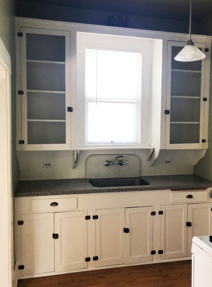 704 East Guenther Street - Photo 7 of 12