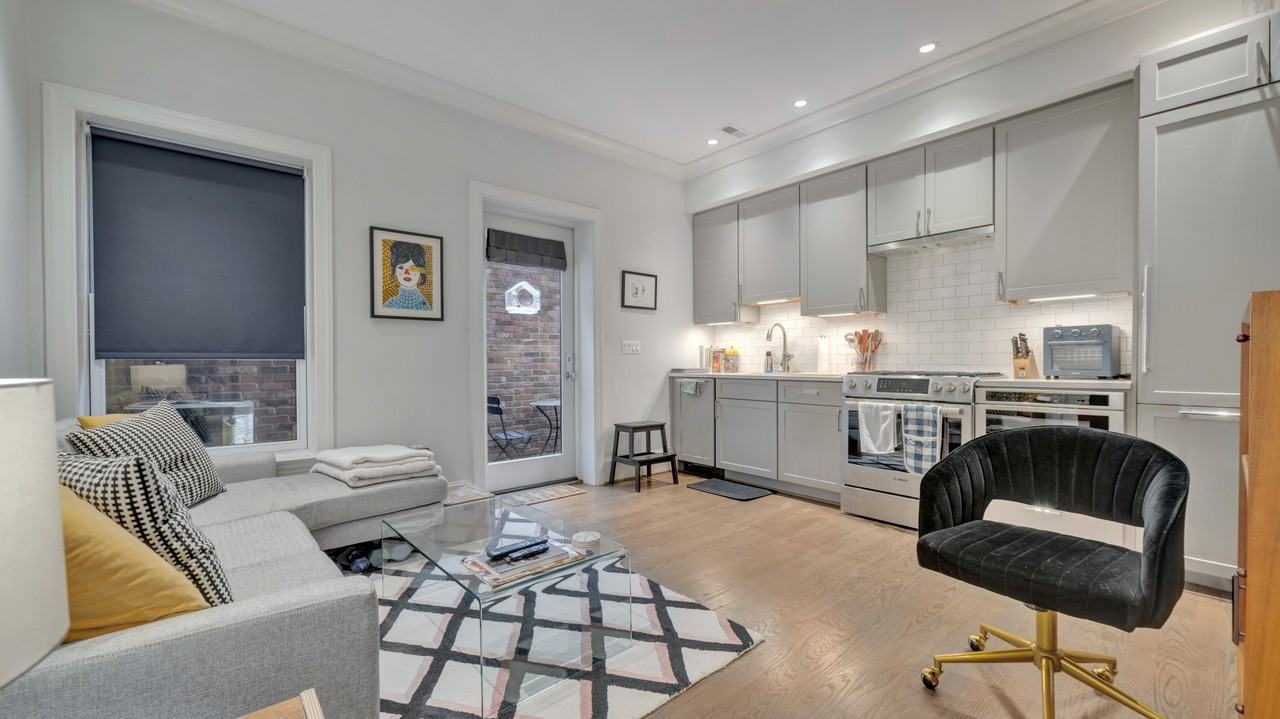 418 7th St Se #102 - Photo 2 of 11