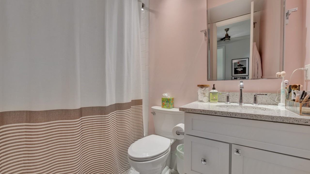 418 7th St Se #102 - Photo 5 of 11