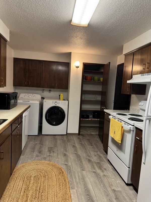 601 S 60th Ave #A - Photo 3 of 8