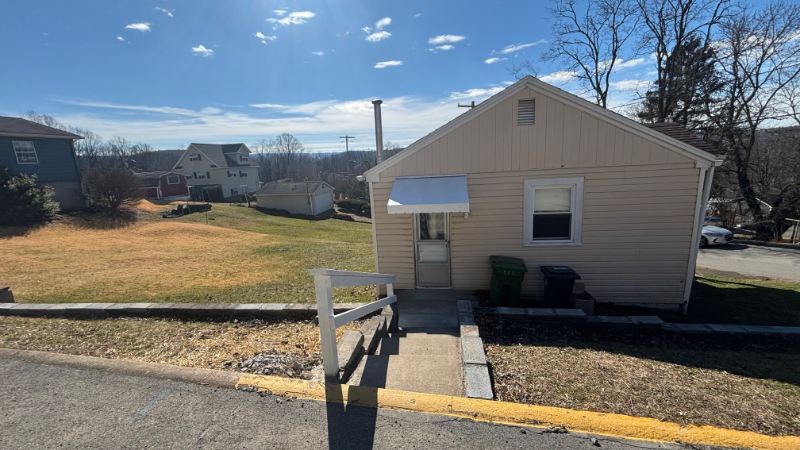 477 Hudson St - Photo 2 of 15