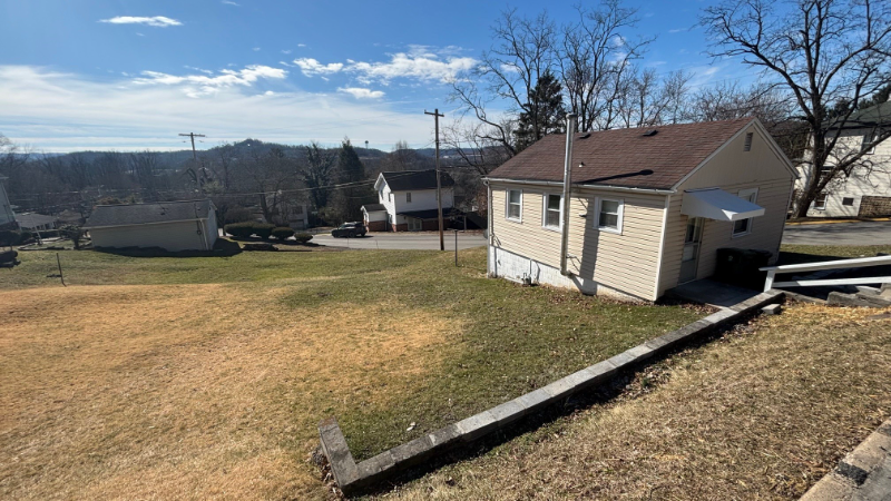 477 Hudson St - Photo 3 of 15