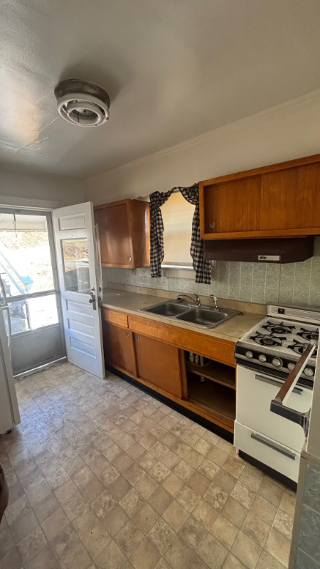 477 Hudson St - Photo 6 of 15