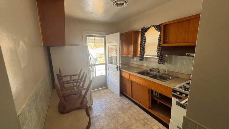 477 Hudson St - Photo 7 of 15