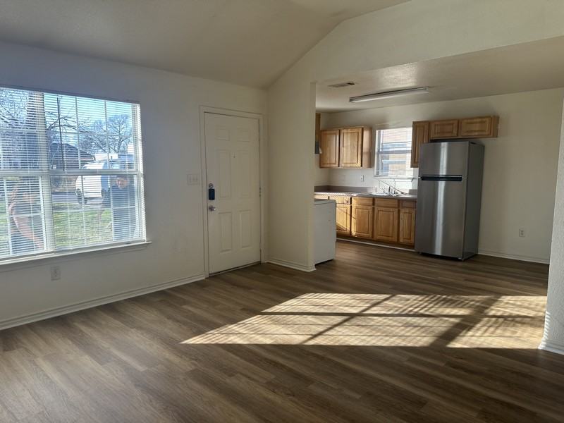 713 Sw S Loop #A - Photo 2 of 6