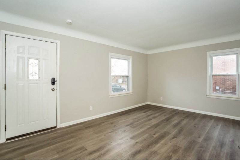 15710 Stephens Dr - Photo 3 of 8