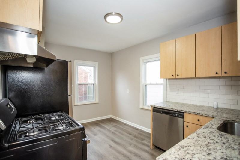 15710 Stephens Dr - Photo 4 of 8