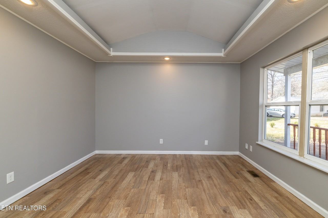 5601 Ludbury Ln - Photo 4 of 26