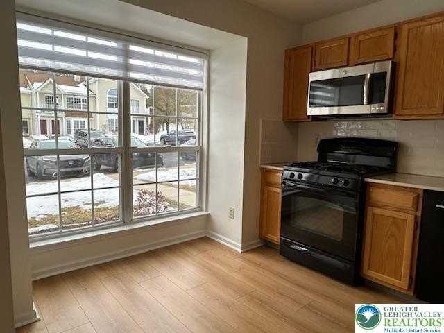 1885 Mansfield St - Photo 3 of 28