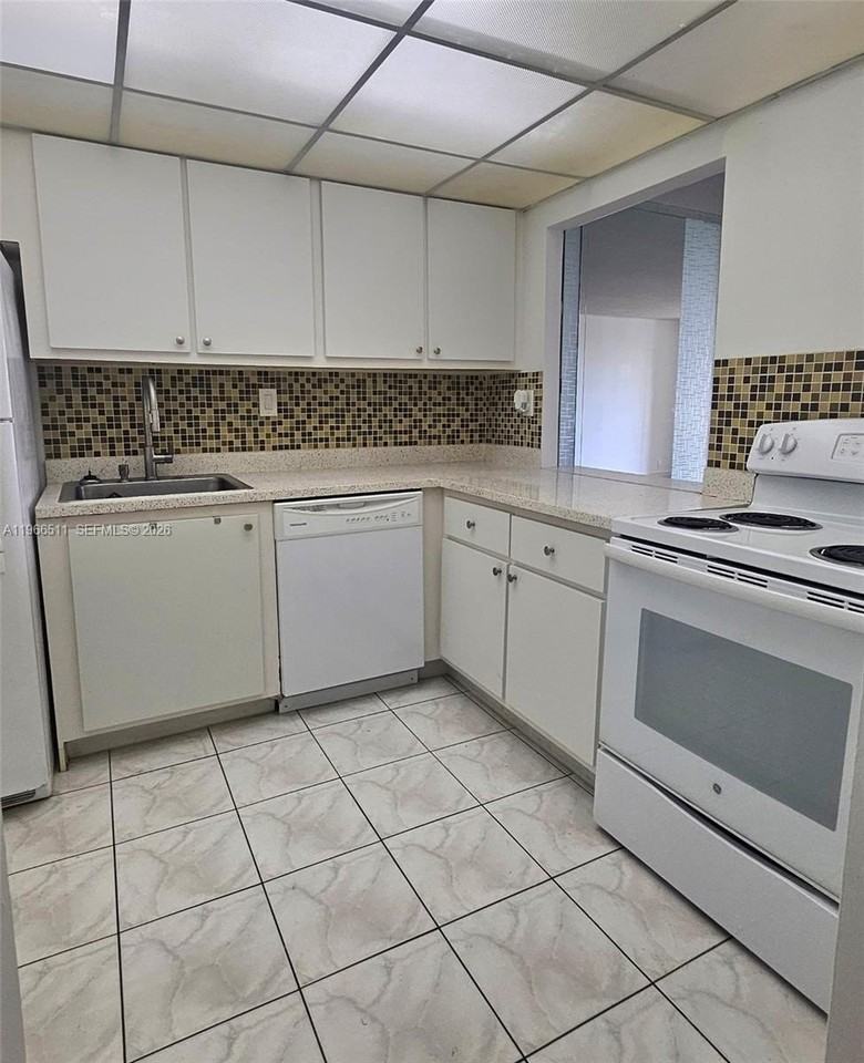 1000 Parkview Dr #605 - Photo 5 of 22