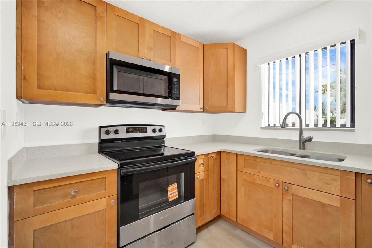 1226 Sw 76th Ct #1226 - Photo 4 of 15