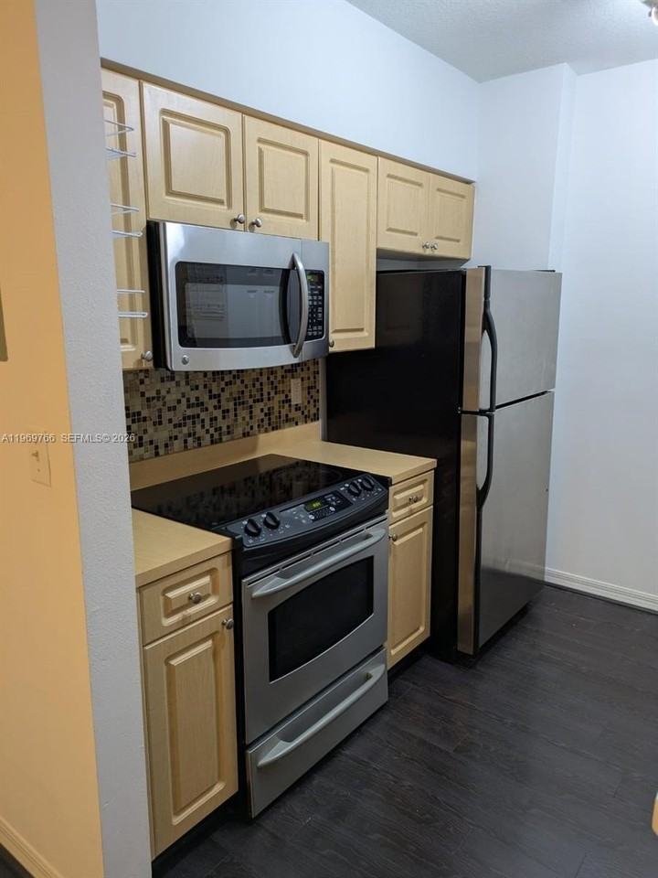 6831 Sw 44th St #302 - Photo 4 of 22