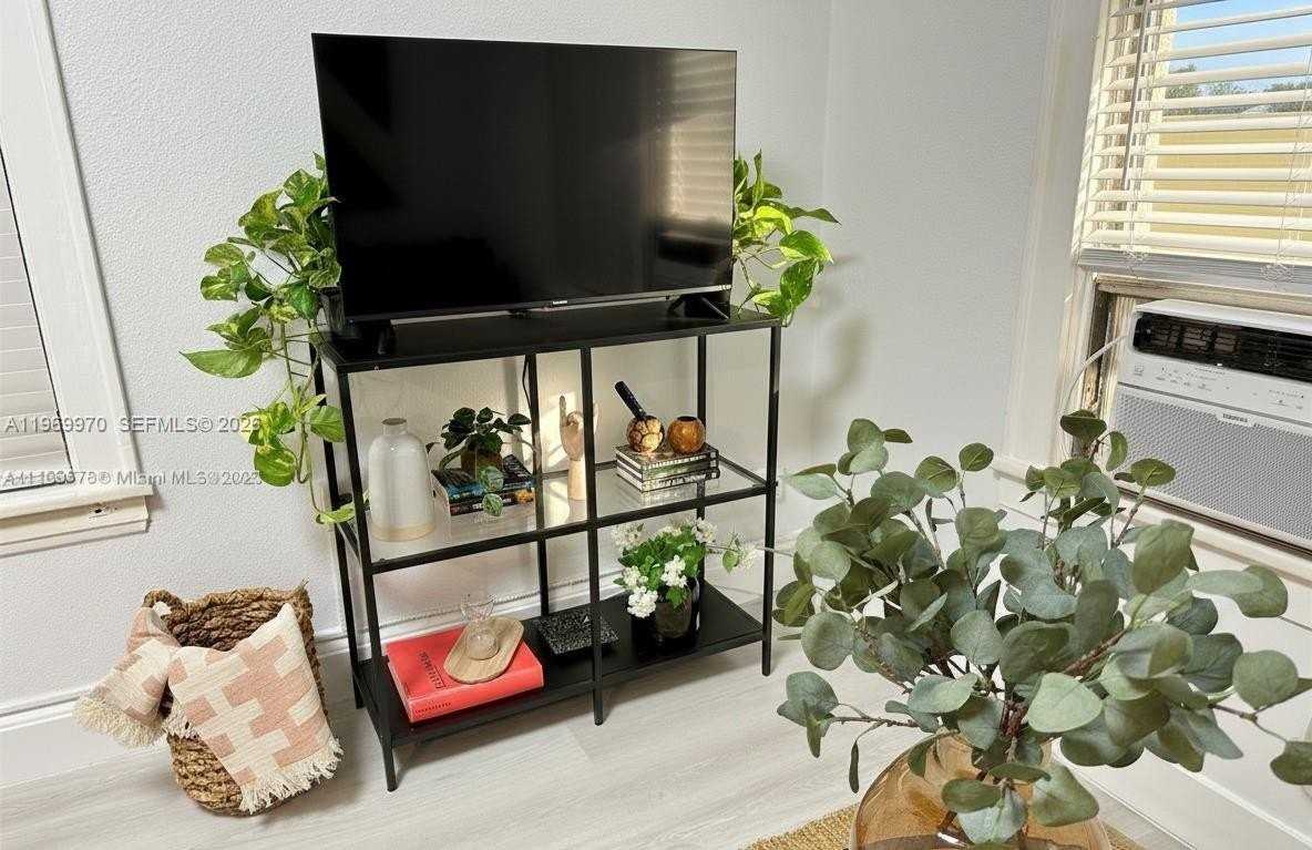 126 Mendoza Ave #2 - Photo 5 of 11