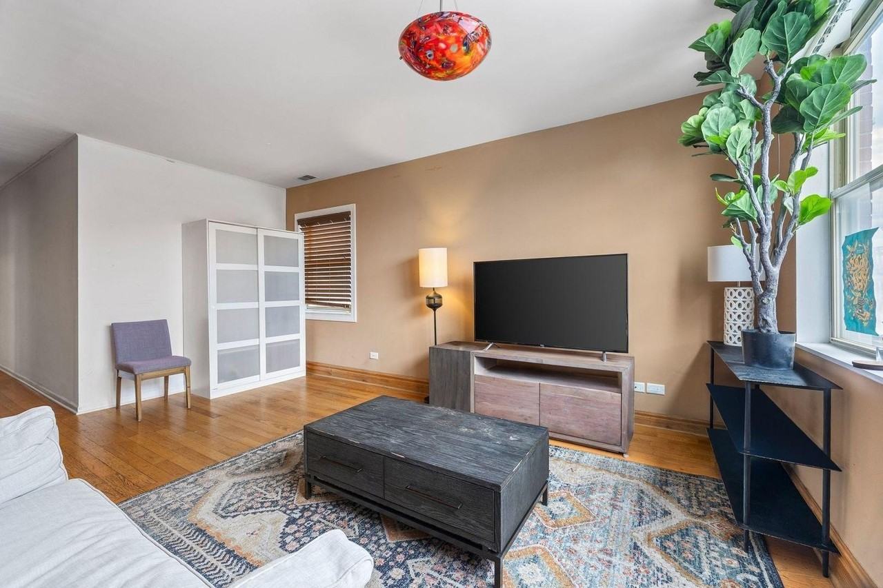 1638 W Blackhawk St Apt 3 #3 - Photo 3 of 17