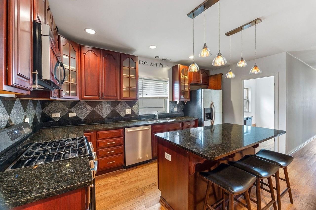 1638 W Blackhawk St Apt 3 #3 - Photo 4 of 17