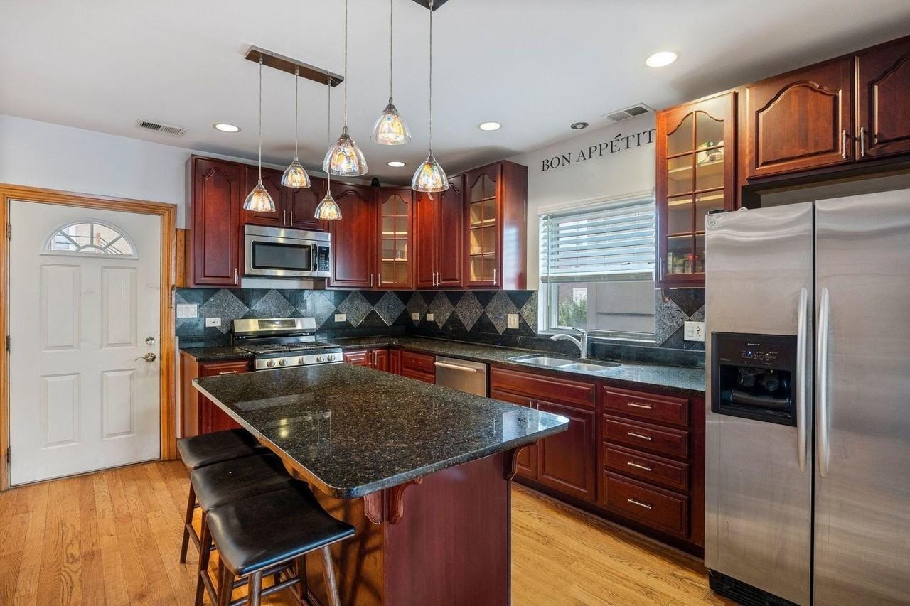 1638 W Blackhawk St Apt 3 #3 - Photo 5 of 17