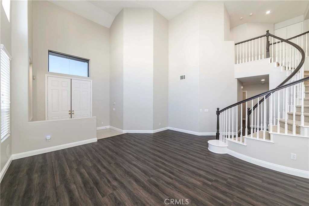 16252 Fieldcrest Ct - Photo 3 of 34