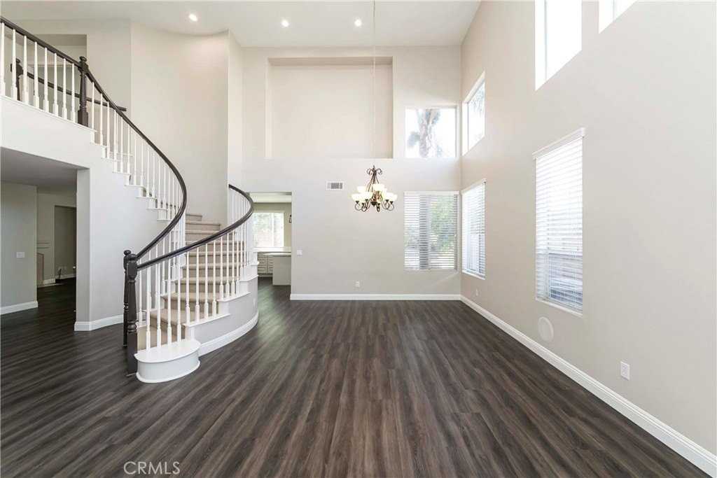 16252 Fieldcrest Ct - Photo 4 of 34