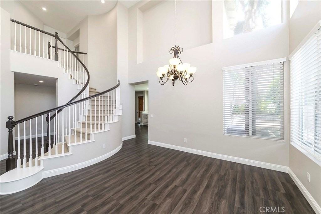 16252 Fieldcrest Ct - Photo 5 of 34