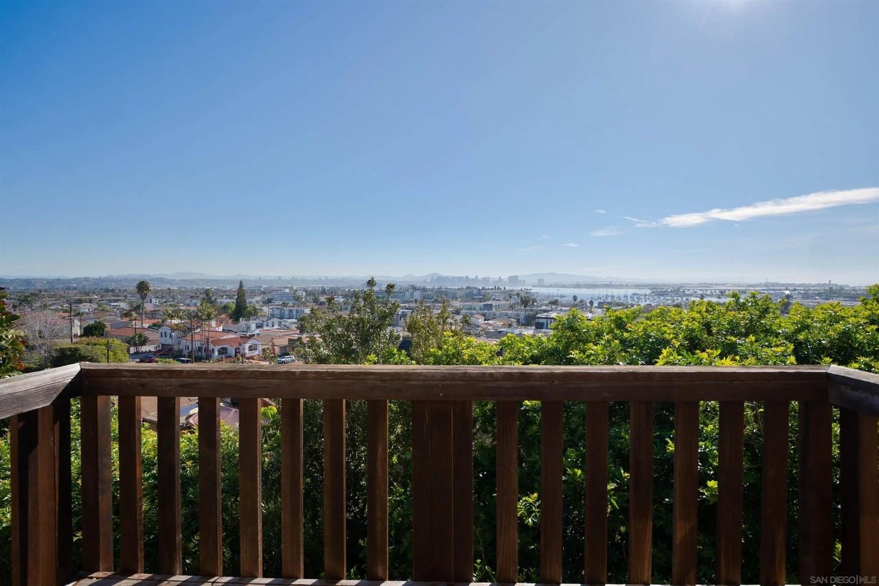 1341 Plum St - Photo 4 of 32