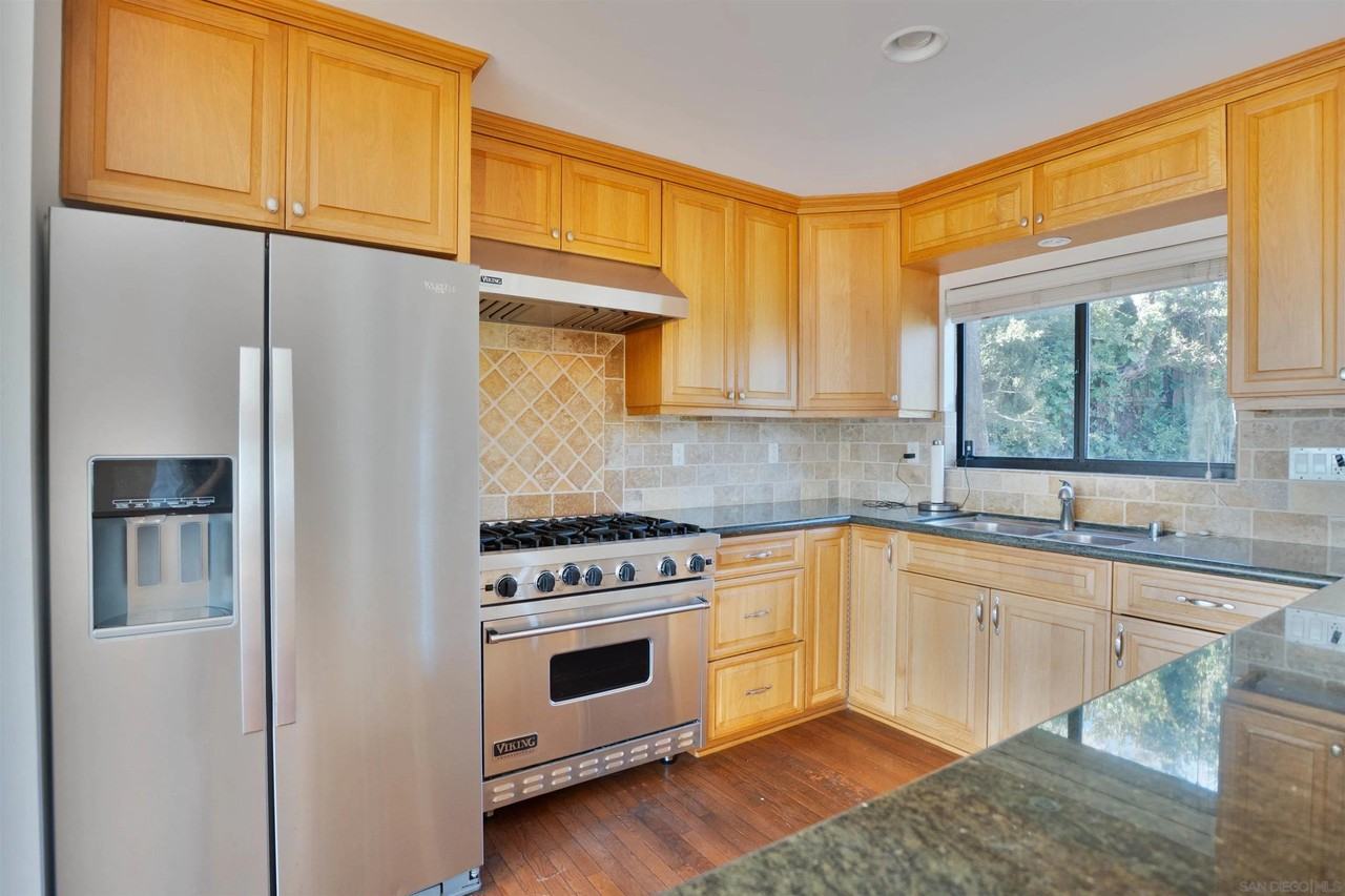 1341 Plum St - Photo 6 of 32