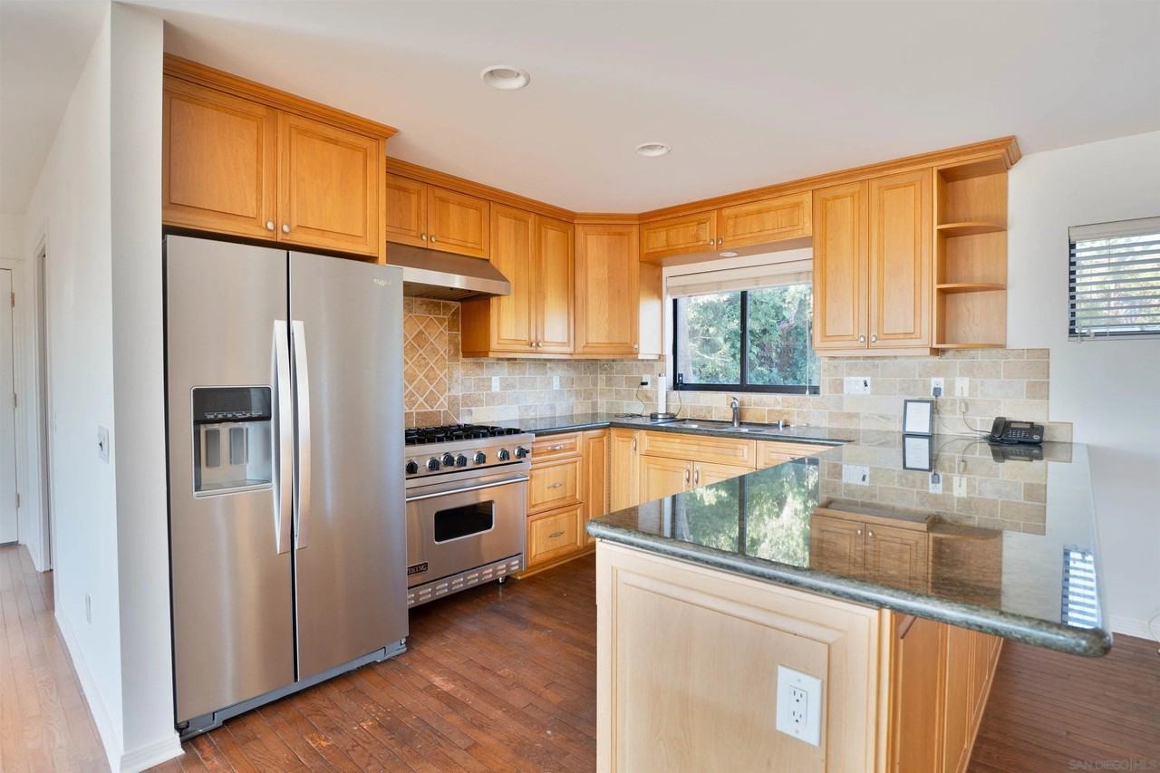 1341 Plum St - Photo 7 of 32